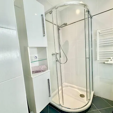 Happy Near Airport & Free Parking Apartment Schwechat